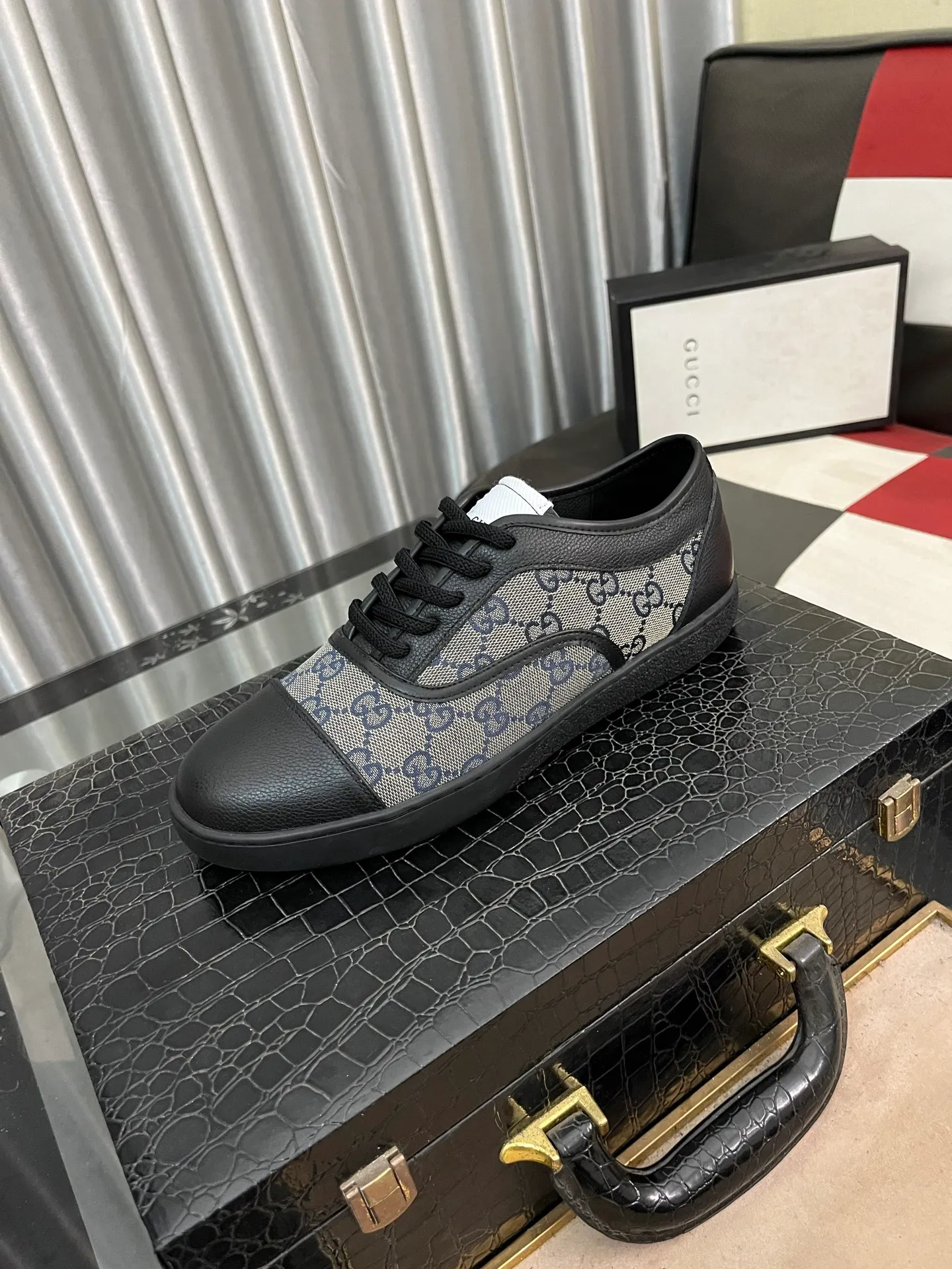Men's shoes💰400⌚️⌚️[GUCCI] Gucci men's casual shoes are absolutely popular🔥The ultimate matching item for trendy men! The charm of super texture is unstoppable. This is the main recommendation. The upper is made of high-quality cowhide, with pig lining feet and wear-resistant rubber sole. It is noble and elegant! Extremely comfortable🎁🎁You can be as handsome as you want💪 Available in sizes 38-44 and 4️⃣colors available